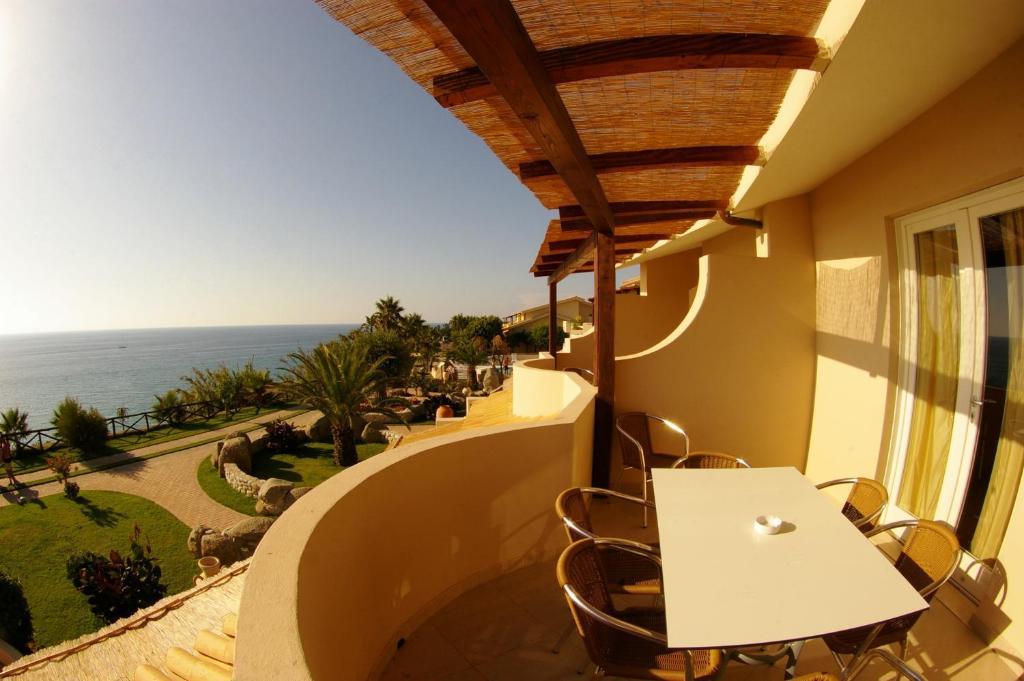 Hotel Villaggio Cala Di Volpe Capo Vaticano Exterior foto