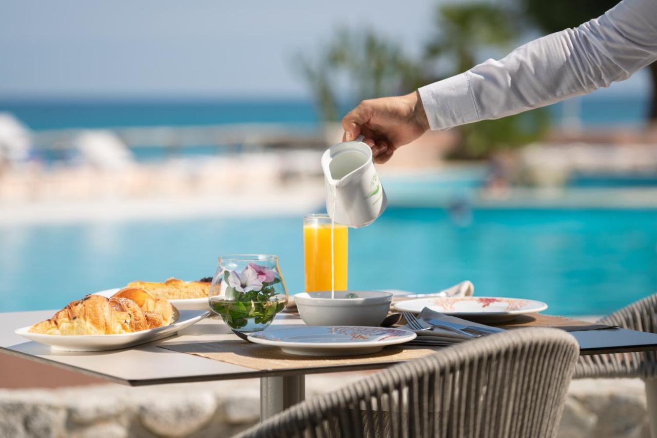 Hotel Villaggio Cala Di Volpe Capo Vaticano Exterior foto