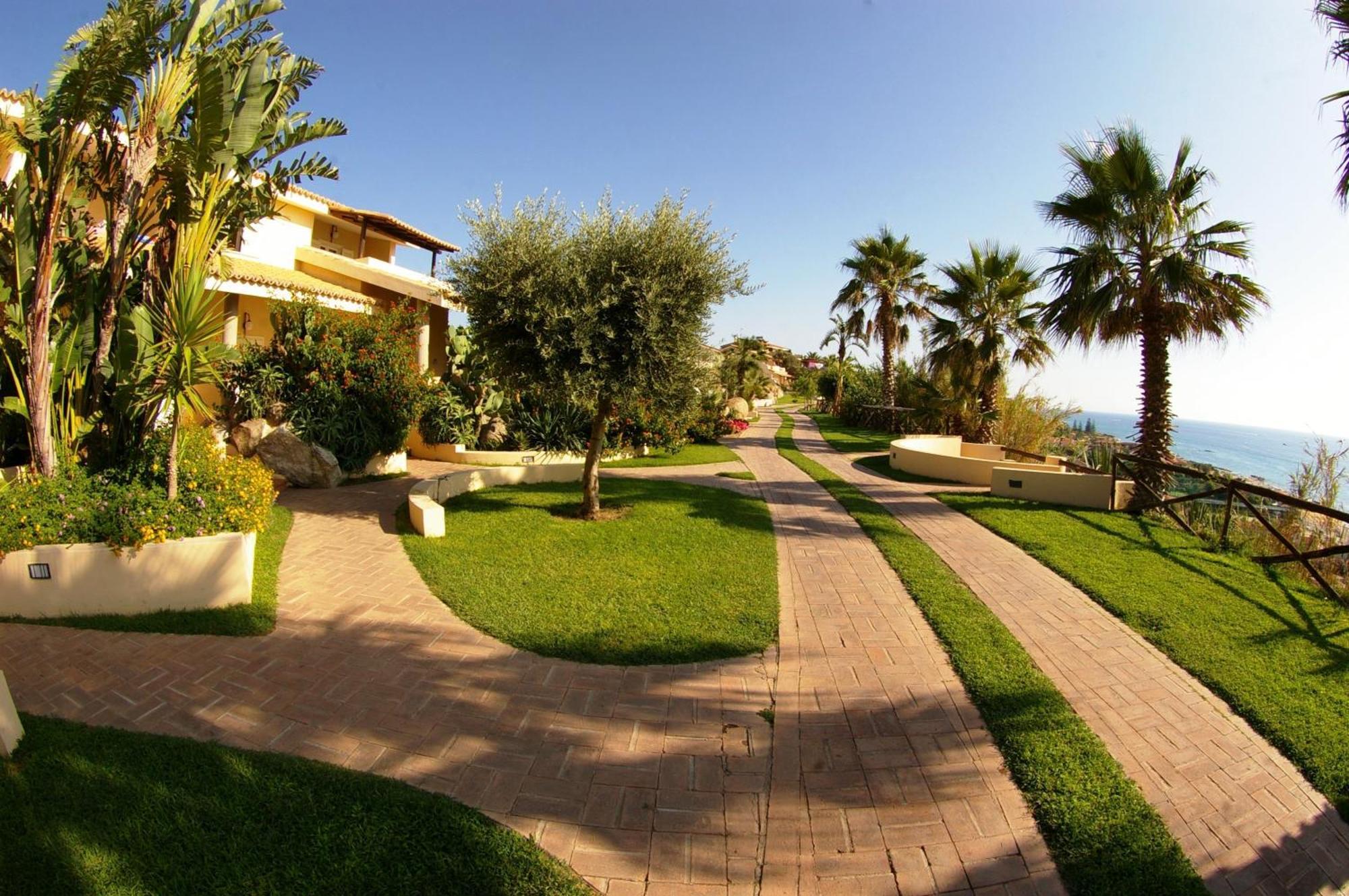 Hotel Villaggio Cala Di Volpe Capo Vaticano Exterior foto
