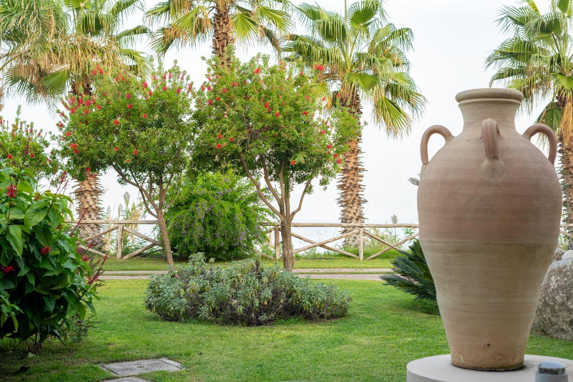 Hotel Villaggio Cala Di Volpe Capo Vaticano Exterior foto