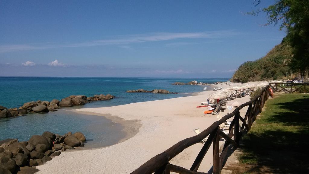 Hotel Villaggio Cala Di Volpe Capo Vaticano Exterior foto