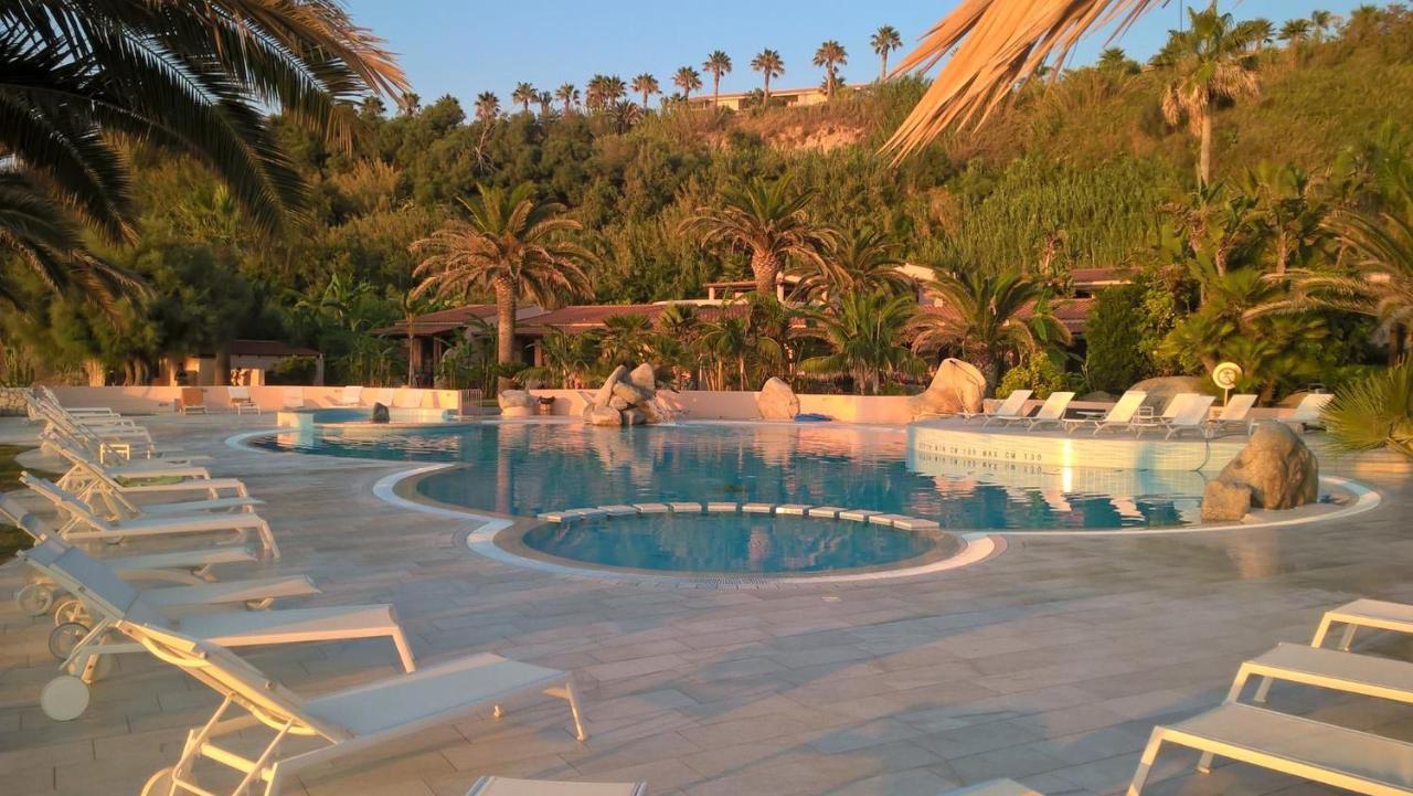 Hotel Villaggio Cala Di Volpe Capo Vaticano Exterior foto