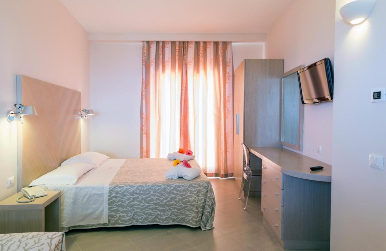 Hotel Villaggio Cala Di Volpe Capo Vaticano Exterior foto